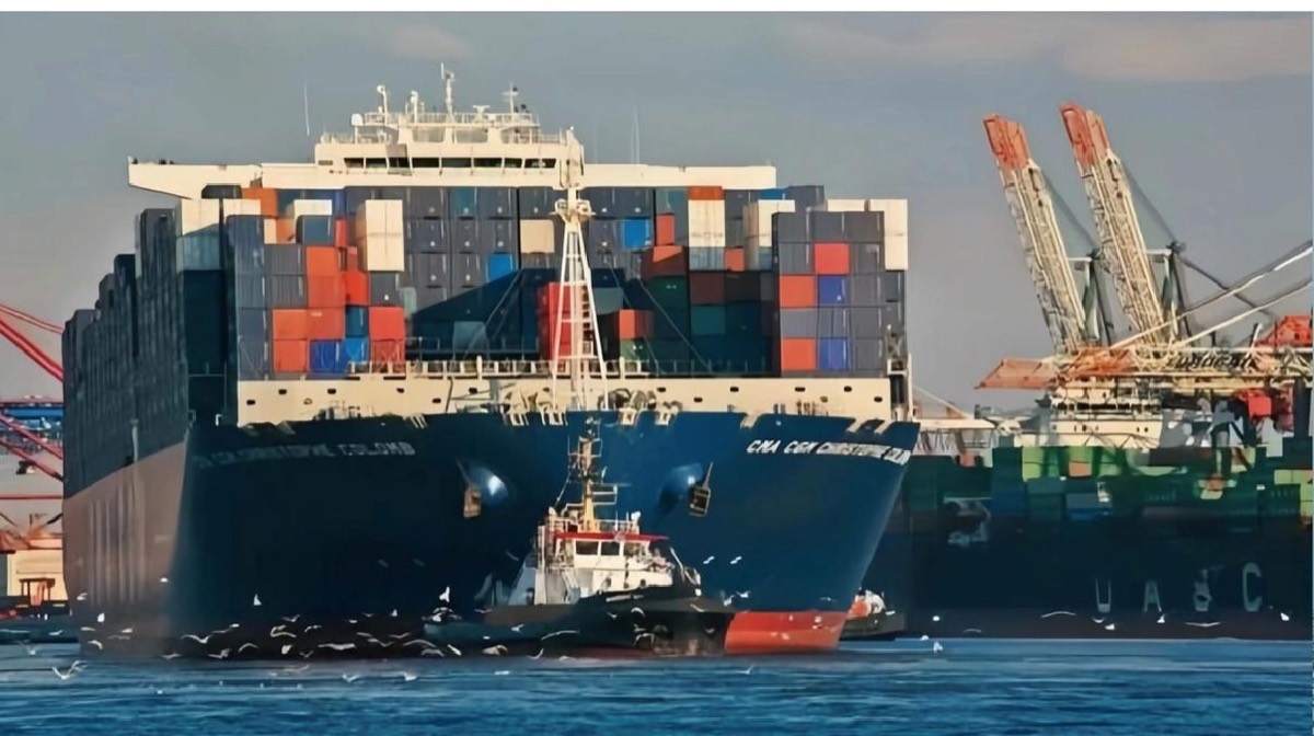 Container vessel assisted by a tug in port